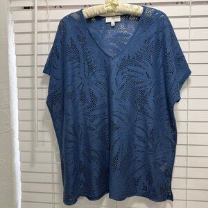 Susan Graver Women's dusty blue lace-like v-neck top: Size M